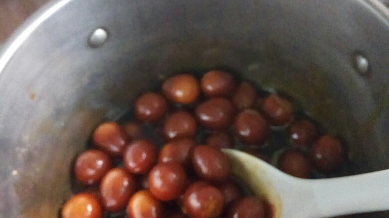 蜜鹌鹑蛋,再转大火收汁,熬到糖水变得浓稠,蛋也上色,就可关火,香甜可口的蜜蛋就熬好了。。