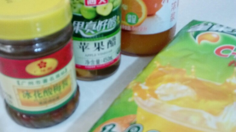 果香菠萝咕噜肉,另拿盆子把酱料按比例放进去