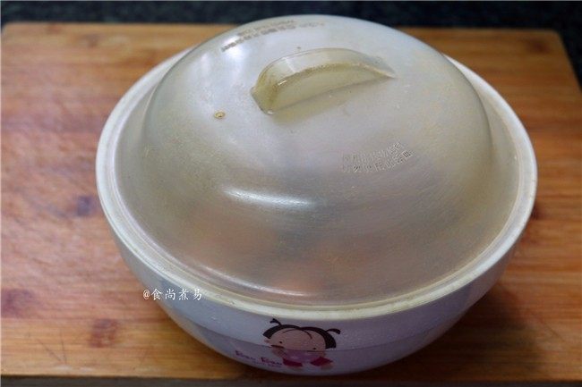 私房蜜汁叉烧肉,遮上保鲜膜或盖子,放入冰箱腌制1整天