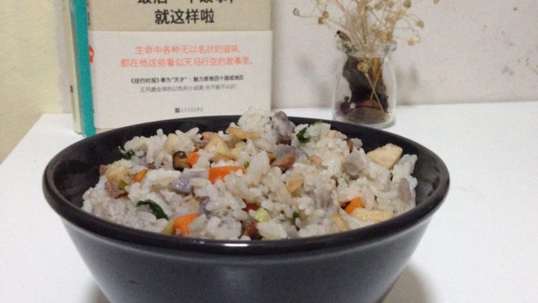 潮汕call饭,将煮好的米饭芋头加入配料中搅拌均匀即可完成。此步骤可能需要女汉子的大力气,哈哈,谁出力比较多的可次多两碗。
最后一个步骤,拿出你的饭碗盛一碗香喷喷的“潮汕call饭”,开心的次起来。