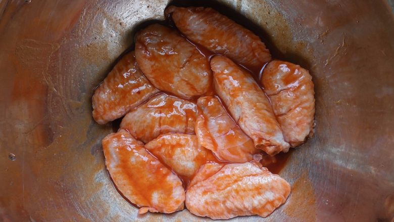 电饭煲食谱合集,接着将鸡翅丢入盆子里,让鸡翅充分裹上腌料,然后将盆子盖上保鲜膜,送入冰箱 腌制2——3小时即可