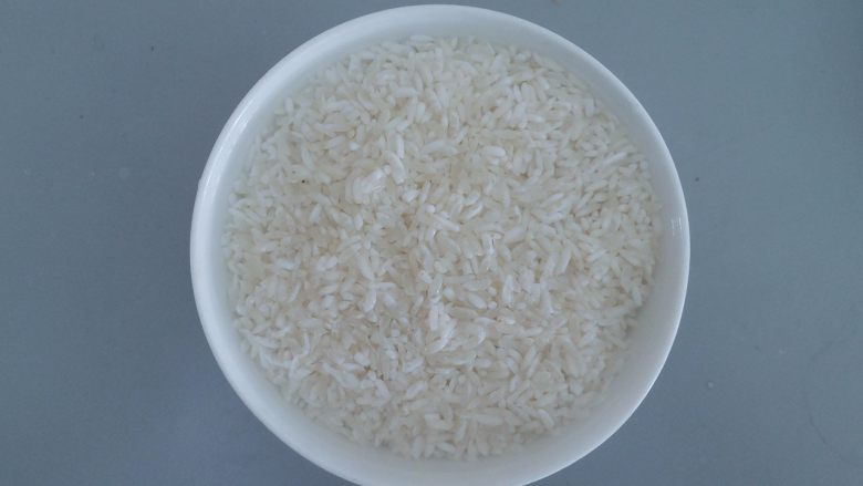 电饭煲食谱合集,<a style='color:red;display:inline-block;' href='/shicai/ 492'>大米</a>也洗好 放在碗里,用水浸泡20分钟左右