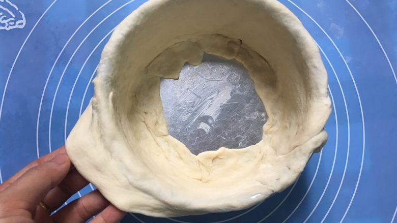 披萨蛋糕,将擀开的面皮,包裹一下,留出2cm宽的面皮在外