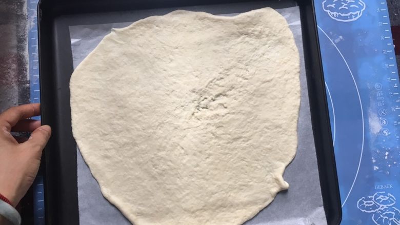 披萨蛋糕,面团尽量擀薄,放置在垫有油纸的烤盘上