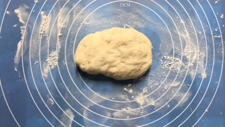披萨蛋糕,剩下的面团揉成一团,桌上洒点干粉,擀开