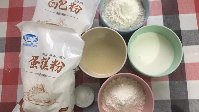 披萨蛋糕,先准备好披萨饼底的材料,这次我用的是白鲨的面粉,吸水性比较强,如果亲用的是其他品牌,记得液体量适当调整一下哦!
