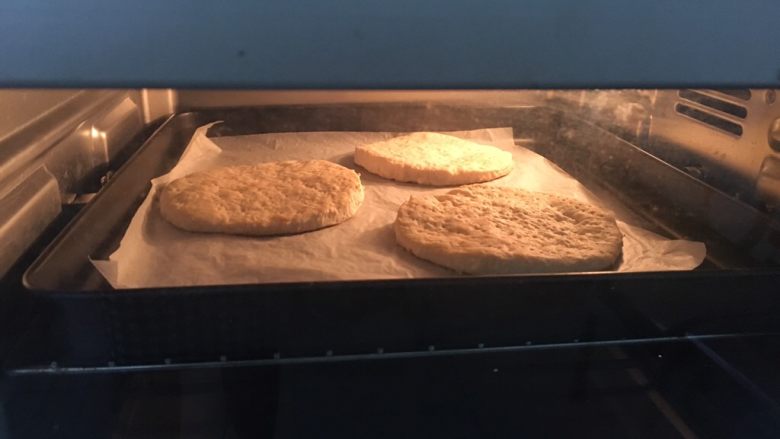 披萨蛋糕,烤箱提前180度预热,把3饼底送进烤箱中层180度烤12分钟