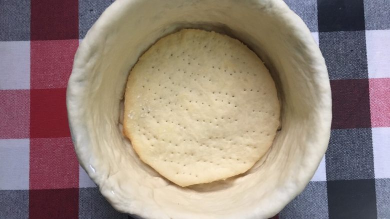 披萨蛋糕,放一片烤好的披萨底,作最底层