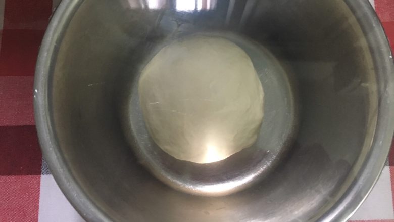 披萨蛋糕,面团滚圆放盘里盖上保鲜膜,放冰箱冷藏一夜,约16小时,冷藏发酵