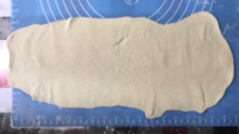 披萨蛋糕,尽量擀长擀薄,约长40cm宽10出门的长方形(今天弄得不好看,迁就看看)
