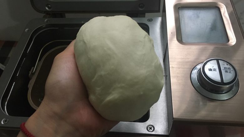 披萨蛋糕,揉到面团光滑即可,我用了1.5个和面程序即30分钟
