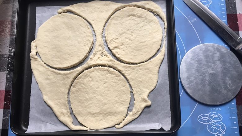 披萨蛋糕,拿一个6寸蛋糕模具底,用刀切出3个圆底