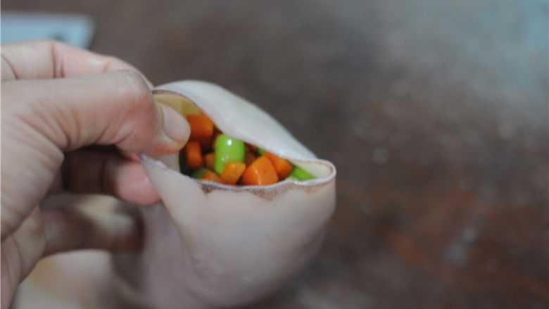糯米控绝不能错过——香烤鱿鱼包饭,将炒好的米饭塞进去,收口处用牙签串好封口