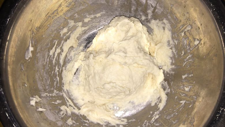 香肠软欧串串,把酵头的所有材料混合均匀,冷藏至少5小时