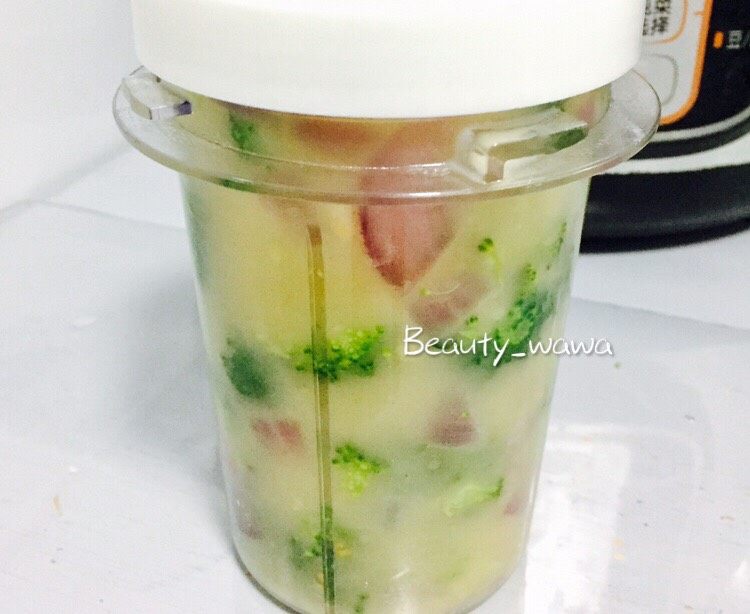 奶香浓郁西兰花汤
换一种吃法吃西兰花
,关火,盛出放入搅拌杯中。