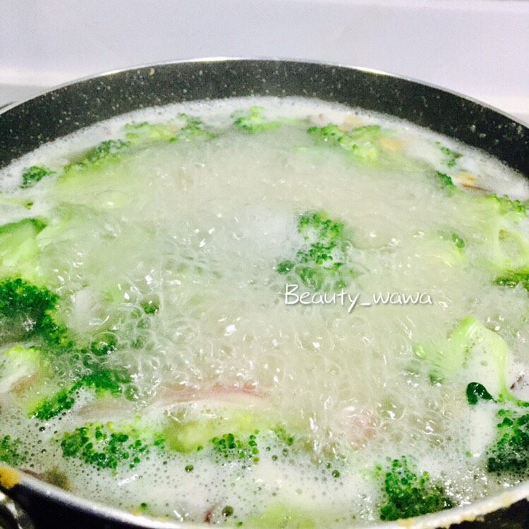 奶香浓郁西兰花汤
换一种吃法吃西兰花
,汤汁沸腾后,分次向锅中加油炒面并搅匀。