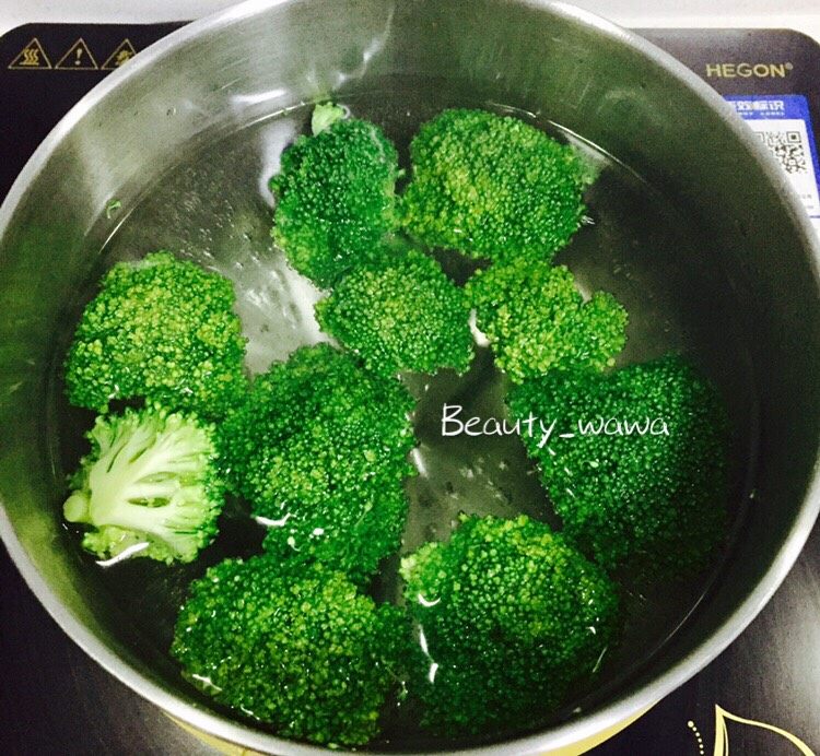 奶香浓郁西兰花汤
换一种吃法吃西兰花
,准备一锅清水烧开,把西兰花放进水中汆烫,然后捞出备用