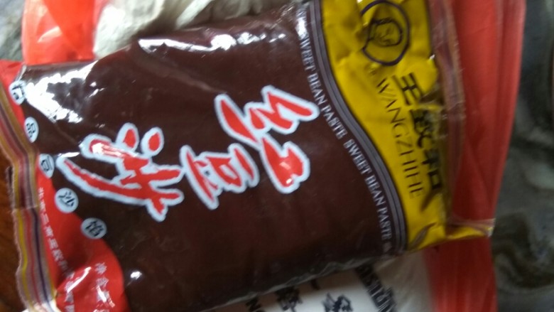 糯米豆沙饼,开始以为<a style='color:red;display:inline-block;' href='/shicai/ 4729'>豆沙馅</a>不够,买了两包,结果一包一半都没用到,所以大家不要跟我一样浪费,买多了,只能放冰箱了。
