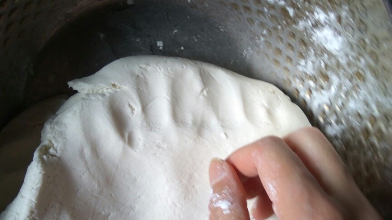 糯米豆沙饼,这里是要加温水啊,糯米粉用冷水会在锅里爆油,所以要一点温度的水,不要太烫的,不然都该烫熟了,一边搅拌一边加水,才能控制好,加至不粘手就可以啦(一定要慢慢加水)
