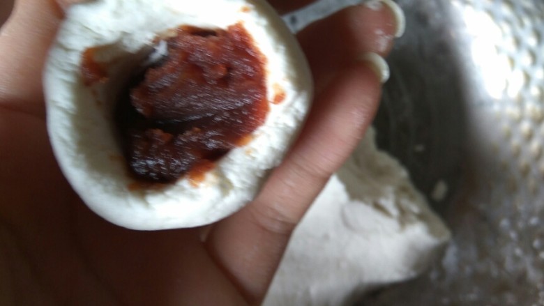 糯米豆沙饼,就开始包饼啦,先搓大小差不多的剂子,要稍微均匀一些哦。