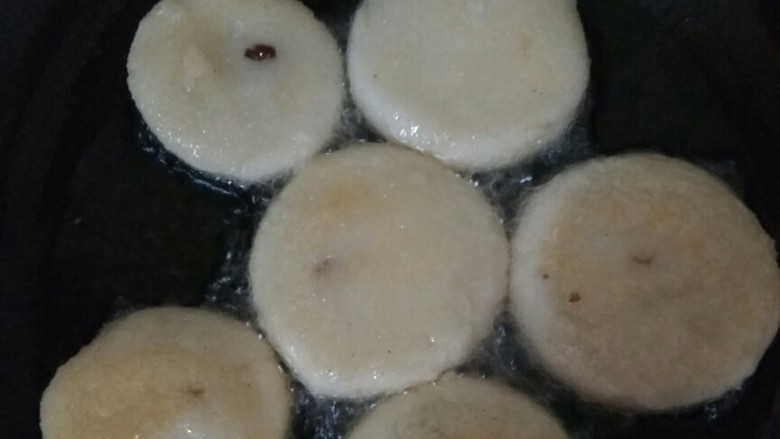 糯米豆沙饼,底下稍微煎了一会就可以翻个了,翻过来的都能看见有一些锅巴,小火慢慢煎,注意底下不要糊了,所以要偶尔翻动一下。