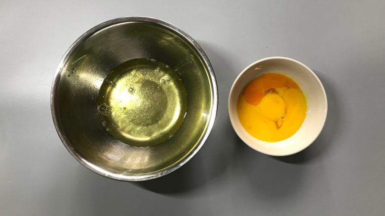 棉花糖之迷迭香草莓戚风,先分离蛋白和蛋黄,注意蛋白盆必须无油无水,分离过程不可混入蛋黄。