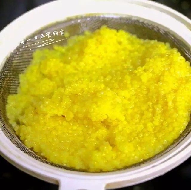 珍珠粒粒面, 小米煮好后,我是放在滤网上控一下水。小米汤盛出来备用。