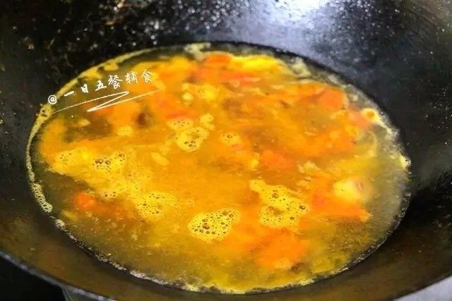 珍珠粒粒面,继续翻炒,1岁以上可以少加点盐。接着把刚才盛出来的小米汤加入,汤要漫过这些蔬菜,如果小米汤不够,再加些清水,盖上锅盖煮。