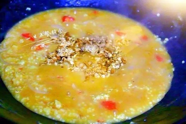 珍珠粒粒面,2分钟后,加入熟肉(或者之前炒好的肉)继续煮2分钟,准备出锅了。