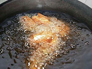 干炒香辣虾,3.开锅倒油，待油热后，把处理好的虾下锅炸至表面后金黄捞出，备用。
