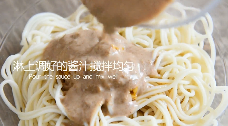 零失误教程鸡丝拌面教程来袭,懒人必备,淋上调好的酱汁搅拌均匀