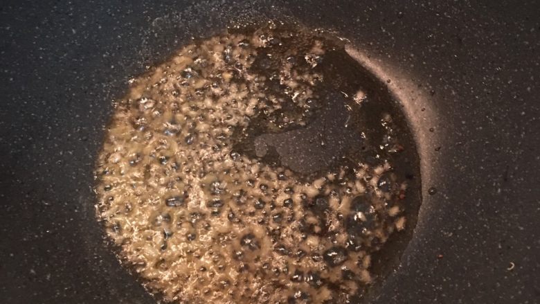涼拌椒麻馬玲薯絲,關火趁油熱放蒜末、鹽1茶匙、糖1/4茶匙,拌溶。