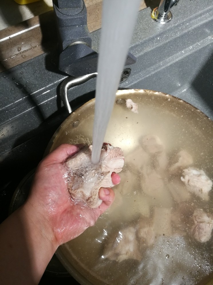 松茸猪骨鲜虾拉面,将排骨冲洗干净,还有碎骨头一并洗净。这一步骤很关键就是去腥,汤也会很清,小孩子也吃不到碎骨捞出备用。