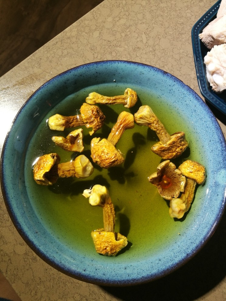 松茸猪骨鲜虾拉面,清洗<a style='color:red;display:inline-block;' href='/shicai/ 2987'>松茸</a>,温水泡发至软备用