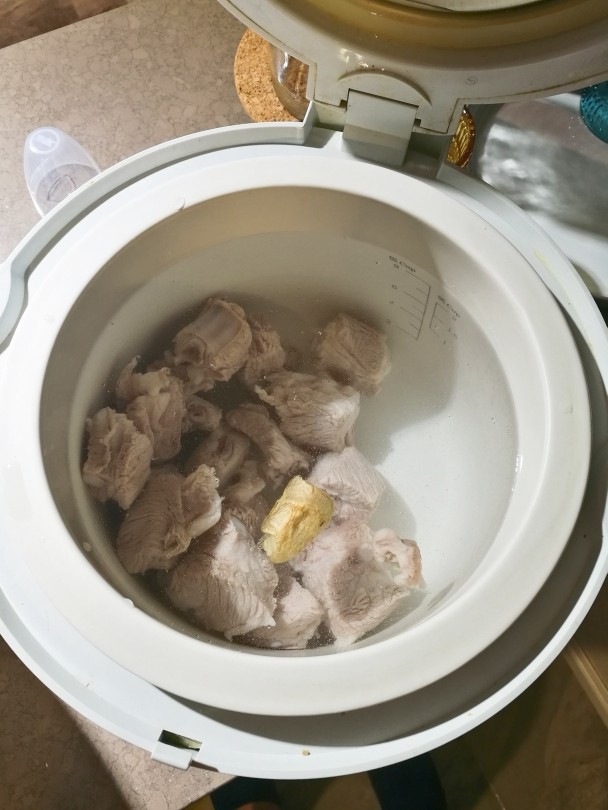 松茸猪骨鲜虾拉面,煲汤锅加入满纯净水和腌好的排骨,拍一下<a style='color:red;display:inline-block;' href='/shicai/ 2802'>老姜</a>放入锅,加入泡发好的松茸。