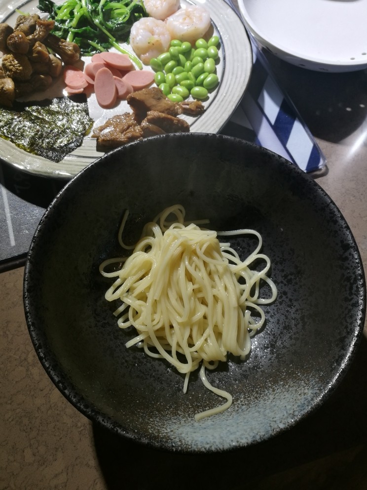 松茸猪骨鲜虾拉面,开水加盐加几滴<a style='color:red;display:inline-block;' href='/shicai/ 847'>香油</a>,煮拉面加两次水,煮出来后捞出备用,面的硬度根据自己喜好,煮的时间过了会很软。