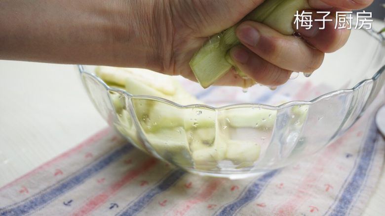 脆皮茄子,挤出水分,加少许盐腌制两分钟。