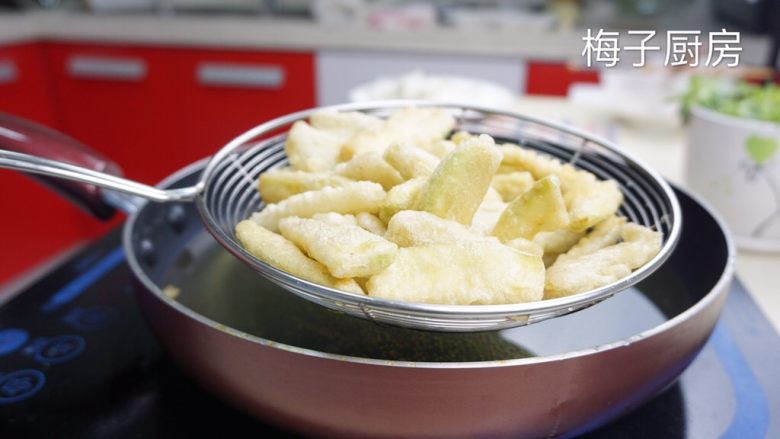 脆皮茄子,中火下油锅炸,微黄时捞出。