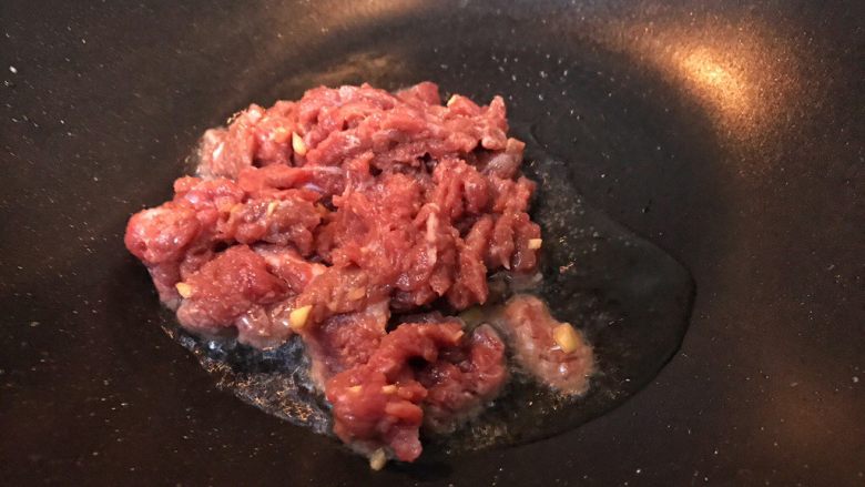 超满足便当(8),七八成热倒入牛肉