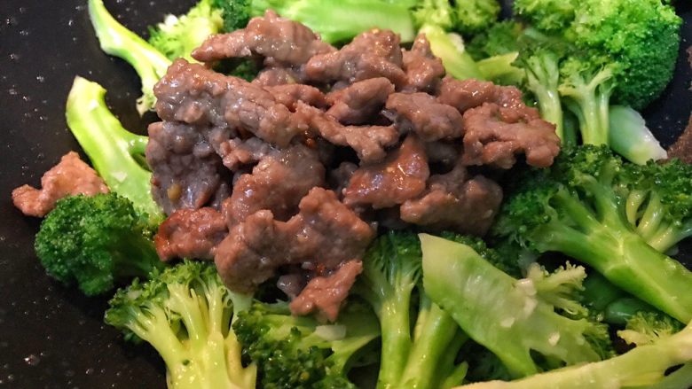 超满足便当(8),倒入牛肉