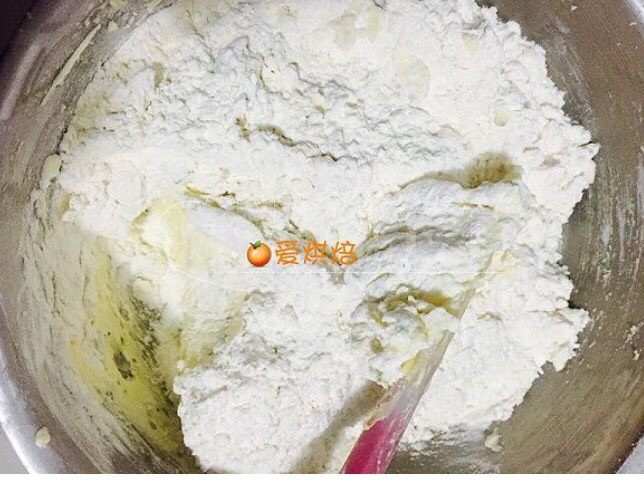 葱香曲奇,面粉提前过筛 加进去 用刮刀混合到无干粉就可以啦 不能过分搅拌 会起劲的
烤箱预热180度