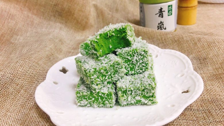 如果你觉得牛奶小方有点腻的话,不妨试试这款高颜值的抹茶小方!,一口咬下去,有抹茶的淡淡清香,不腻。