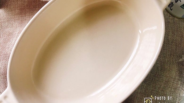 如果你觉得牛奶小方有点腻的话,不妨试试这款高颜值的抹茶小方!,准备一个可以放进冰箱冷藏室的容器。