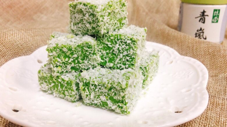 如果你觉得牛奶小方有点腻的话,不妨试试这款高颜值的抹茶小方!,吃不完的话可以继续放在之前的容器里盖上保鲜膜冷藏保存,两天之内吃完为宜。