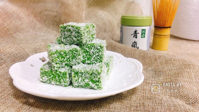 如果你觉得牛奶小方有点腻的话,不妨试试这款高颜值的抹茶小方!,摆盘,绿绿的抹茶色真的超级好看。