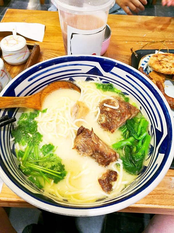 松茸猪骨鲜虾拉面,这个是那家面馆做的成品,我觉得完胜他!