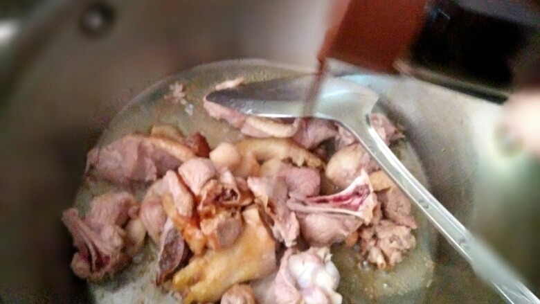 土豆焖鸭,加入生抽翻炒(大火♨)
生抽 一勺半