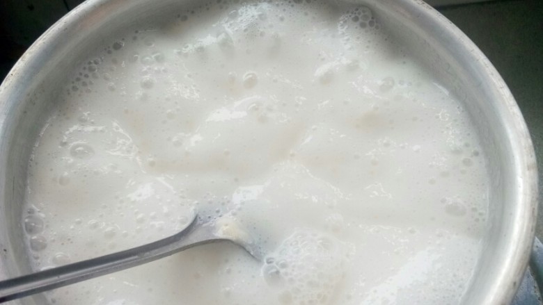 简易桃子双皮奶,用小锅烧水至沸腾,倒入双皮奶粉,边煮边搅拌,看到冒泡时关火