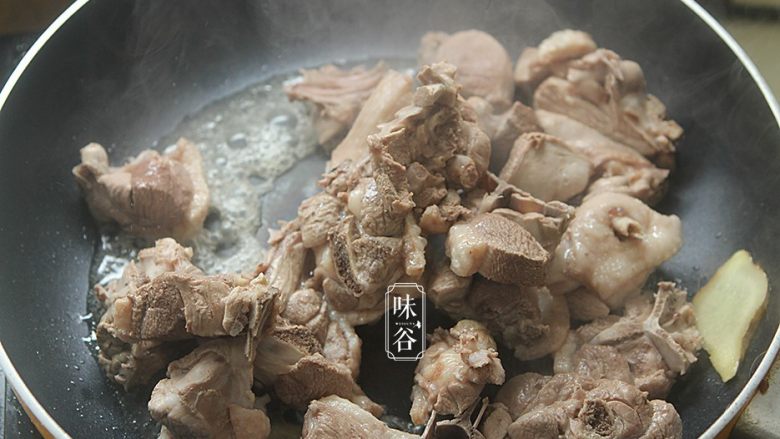 土茯苓笋干老鸭汤,烧热2汤匙油, 鸭肉再下锅,加两三片姜一起,将鸭中的水分炒干,以除去鸭肉剩余的膻味;