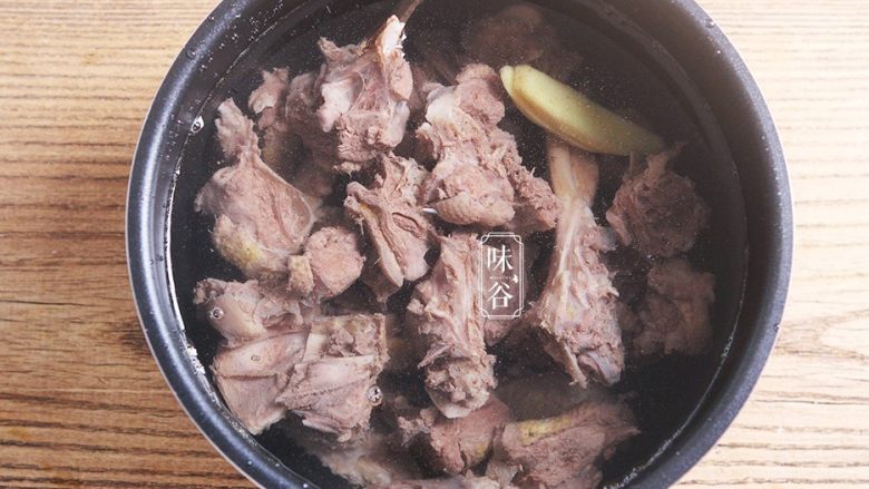 土茯苓笋干老鸭汤,汤锅内放入鸭肉、姜片和适量的水;